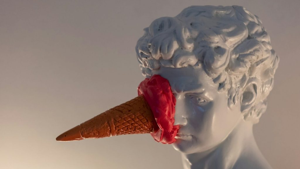 Una escultura creativa de un david clásico con un grito de hielo en la cara